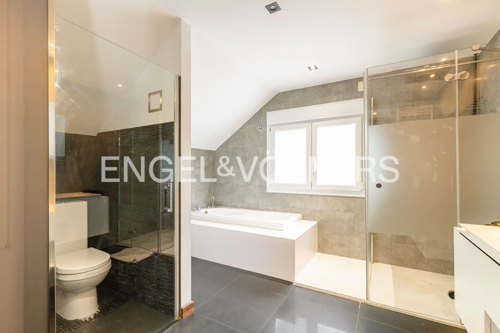 Baño de Casa o chalet de alquiler en La Moraleja con Aire acondicionado, Calefacción y Jardín privado