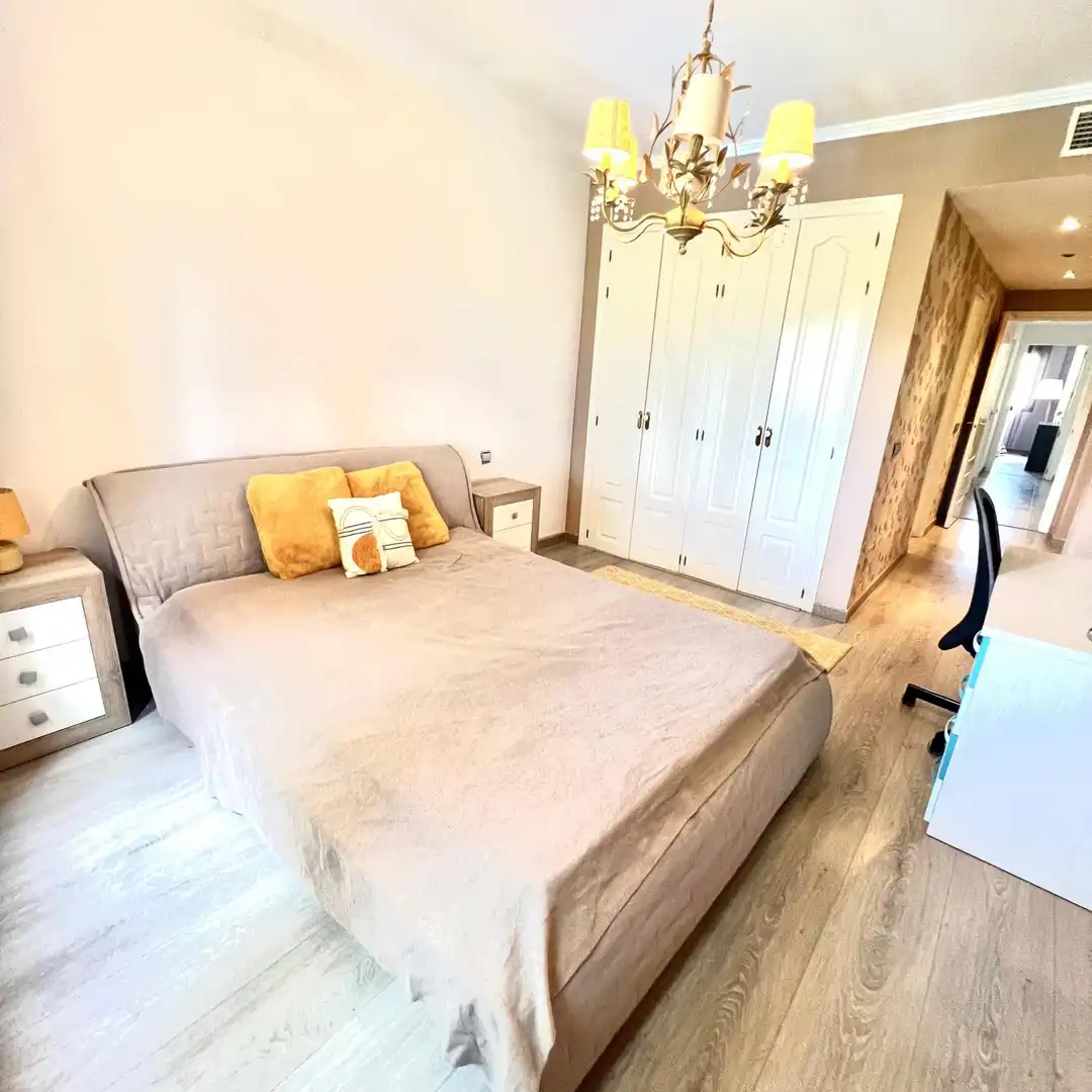 Schlafzimmer von Dachboden zur Miete in Estepona mit Klimaanlage, Terrasse und Schwimmbad