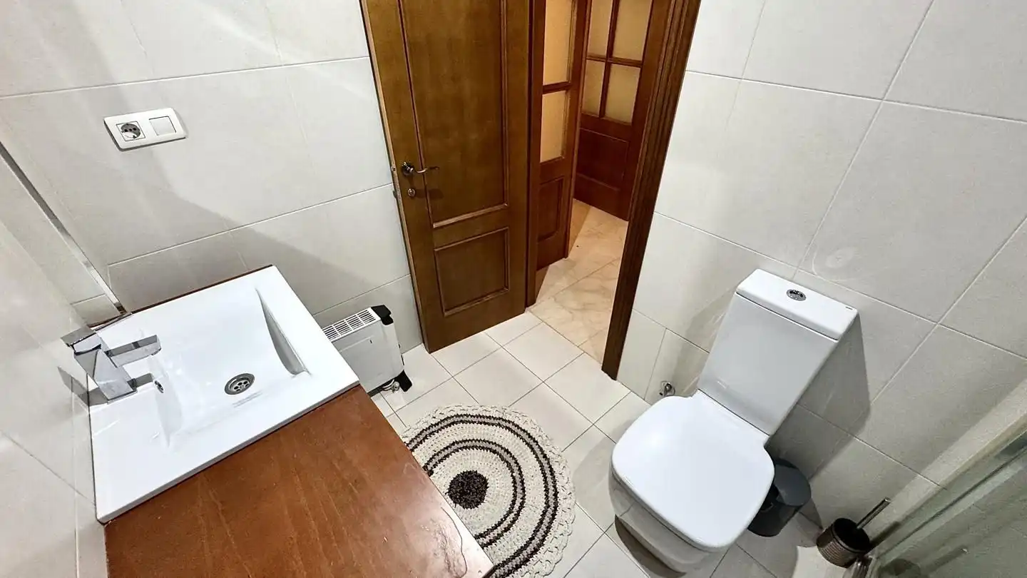 Bany de Pis de lloguer en Granada amb Aire condicionat, Calefacció i Moblat