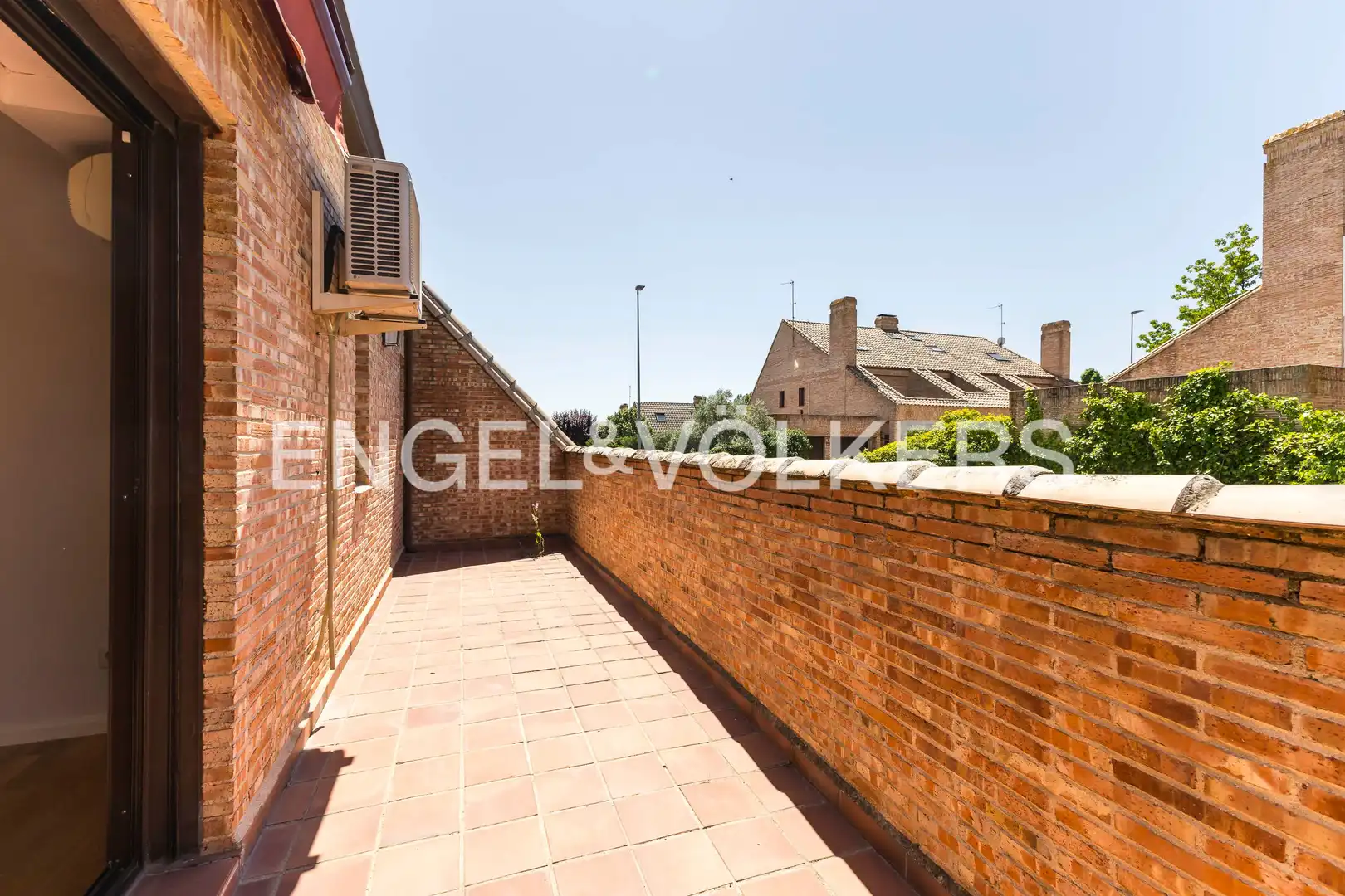 Terrasse von Einfamilien-Reihenhaus zum Verkauf in Villanueva del Pardillo mit Klimaanlage, Heizung und Privatgarten
