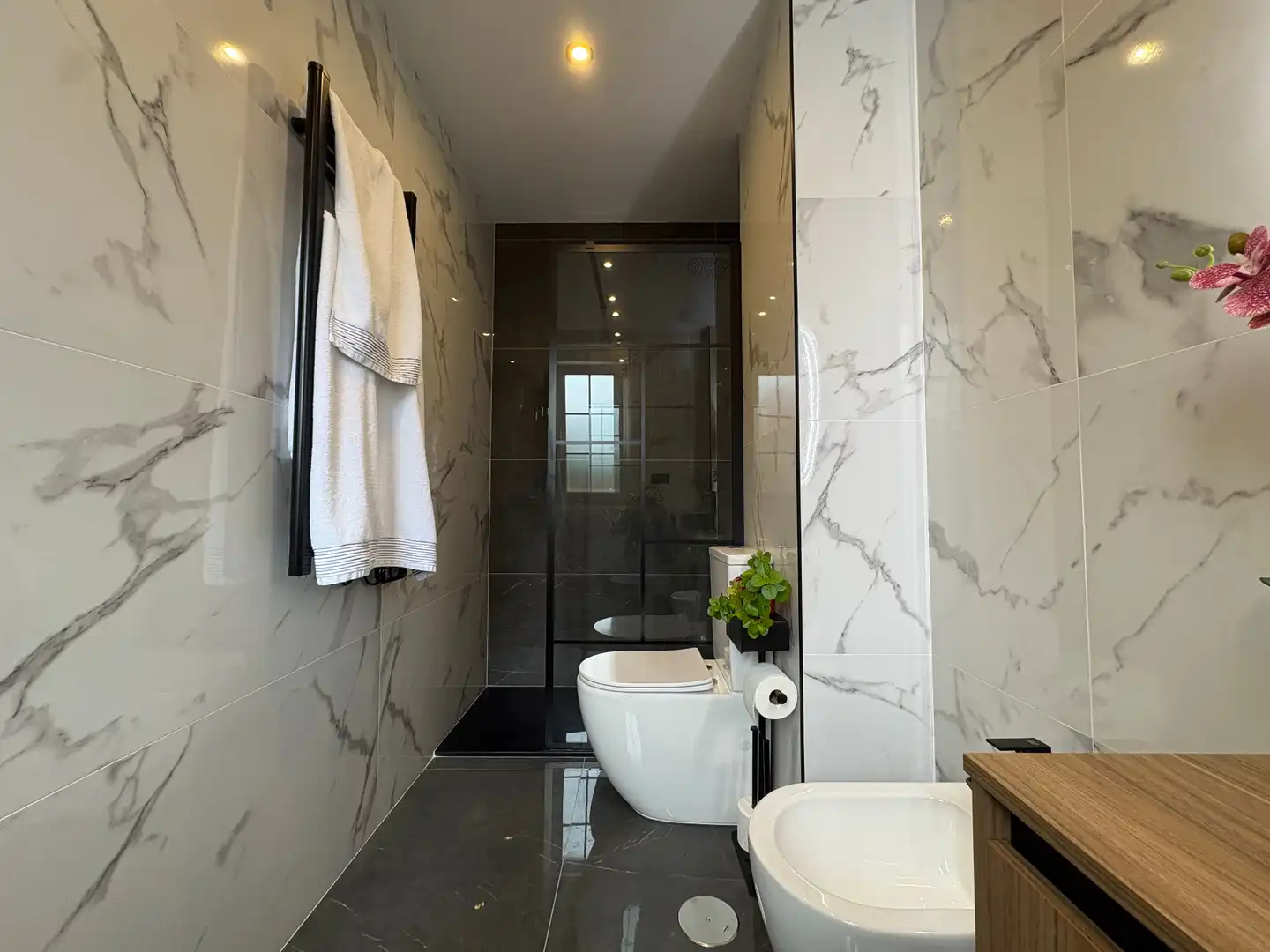 Badezimmer von Einfamilien-Reihenhaus zum Verkauf in Carreño mit Heizung, Parkett und Terrasse