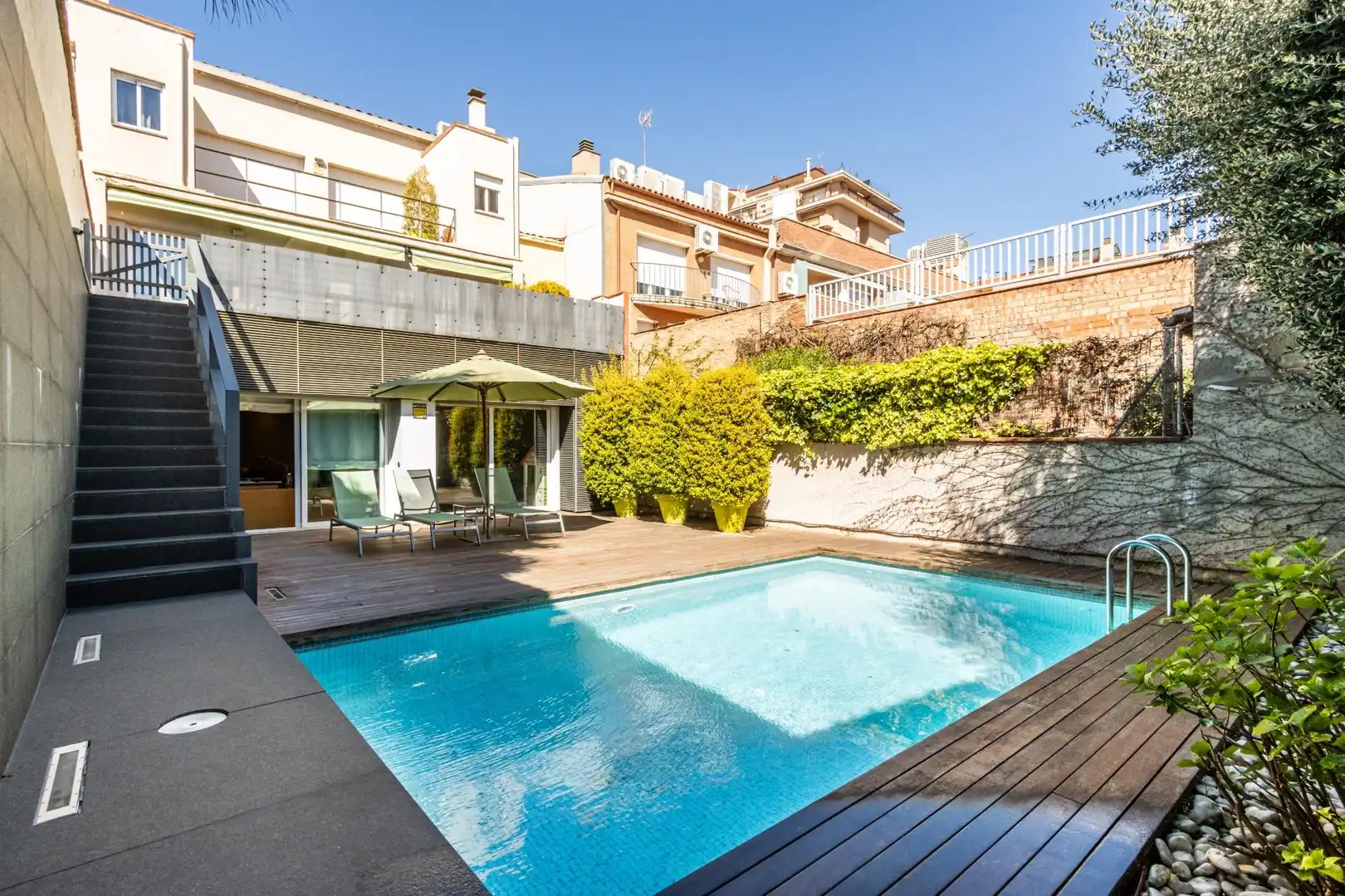 Piscina de Casa adosada en venta en Sabadell con Piscina comunitaria