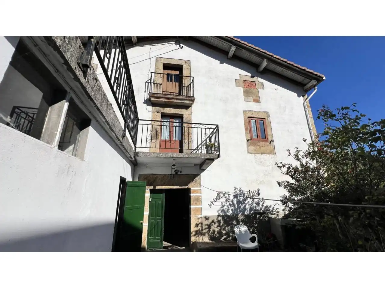 Vista exterior de Casa o xalet en venda en Espinosa de los Monteros amb Jardí privat, Terrassa i Moblat