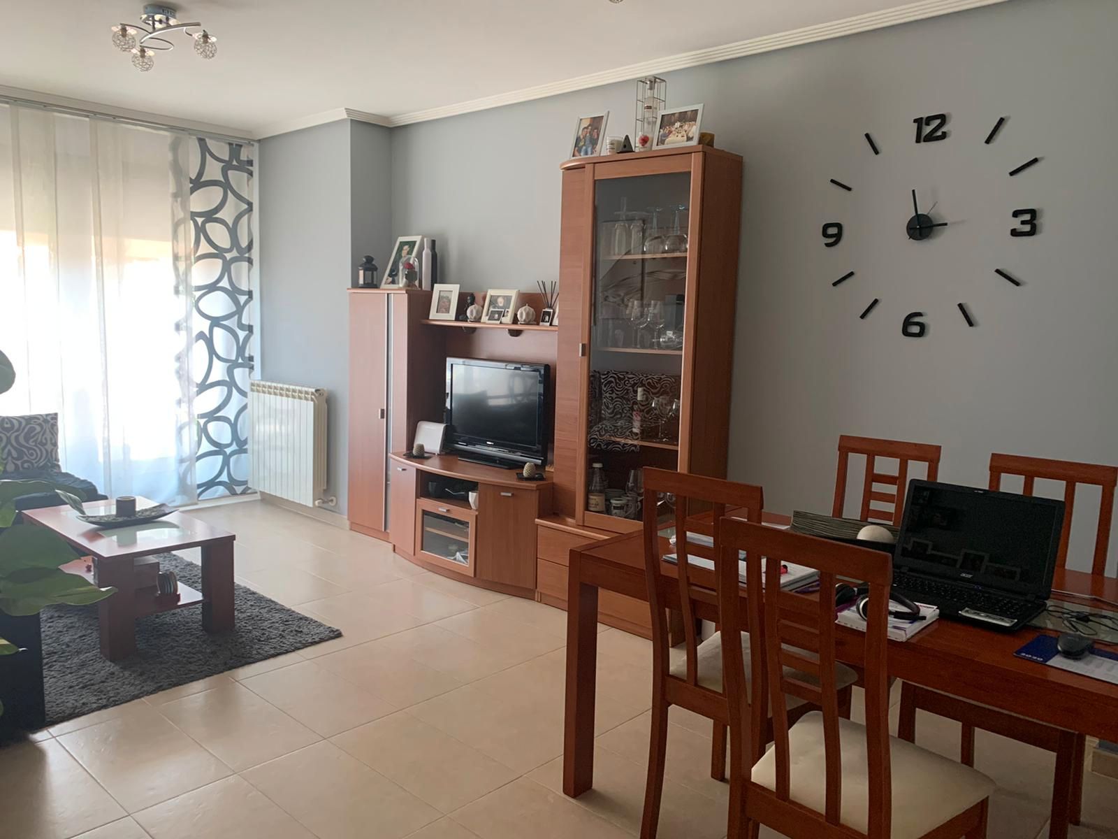 Sala de estar de Casa adosada en venta en Aldeamayor de San Martín con Calefacción, Jardín privado y Parquet