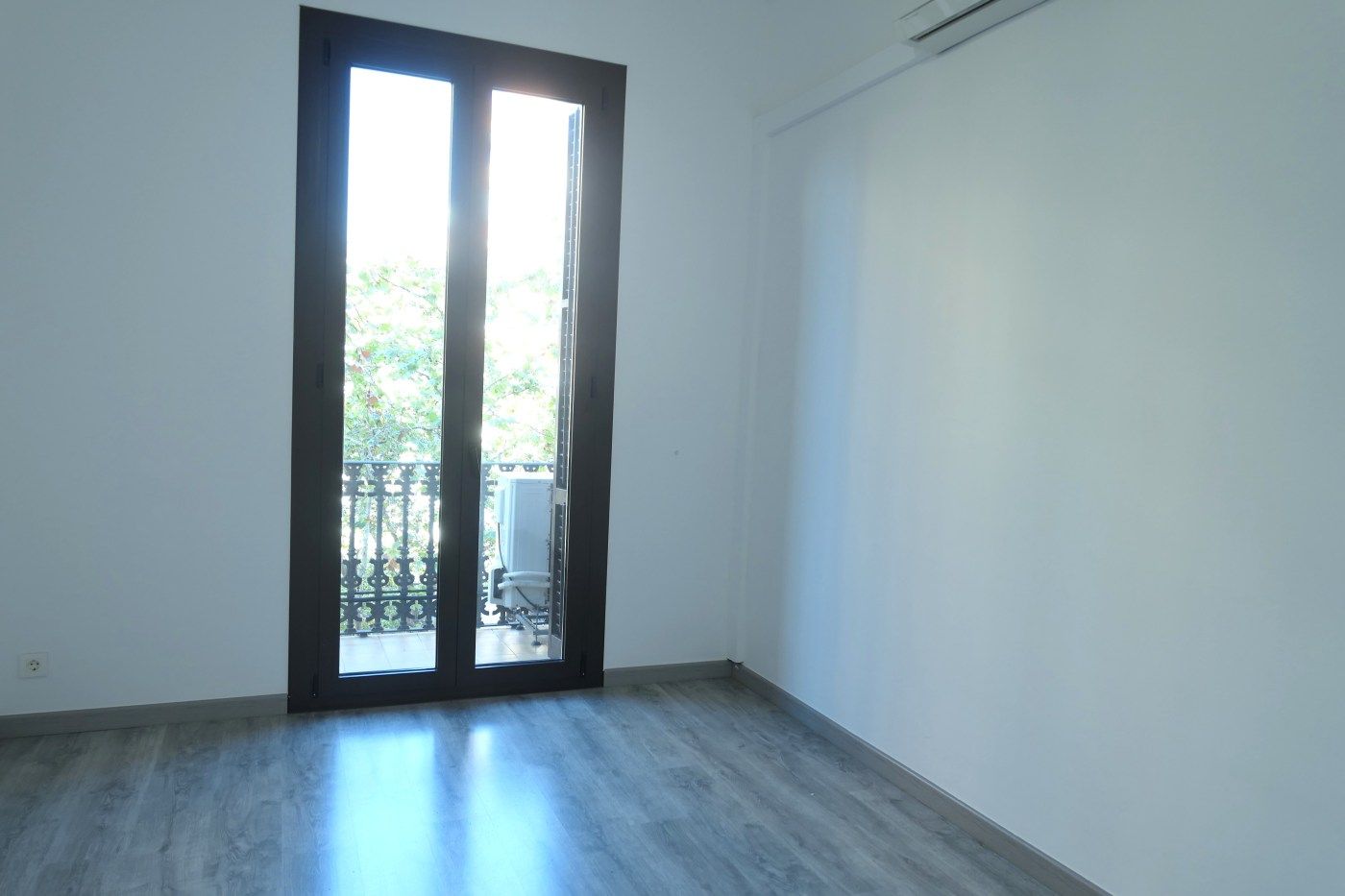 Bedroom of Flat for sale in  Barcelona Capital  with Washing machine and Balcony
