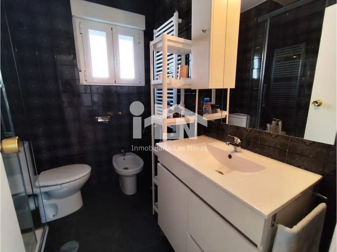 Bathroom of Flat for sale in Las Navas del Marqués   with Heating, Terrace and Storage room