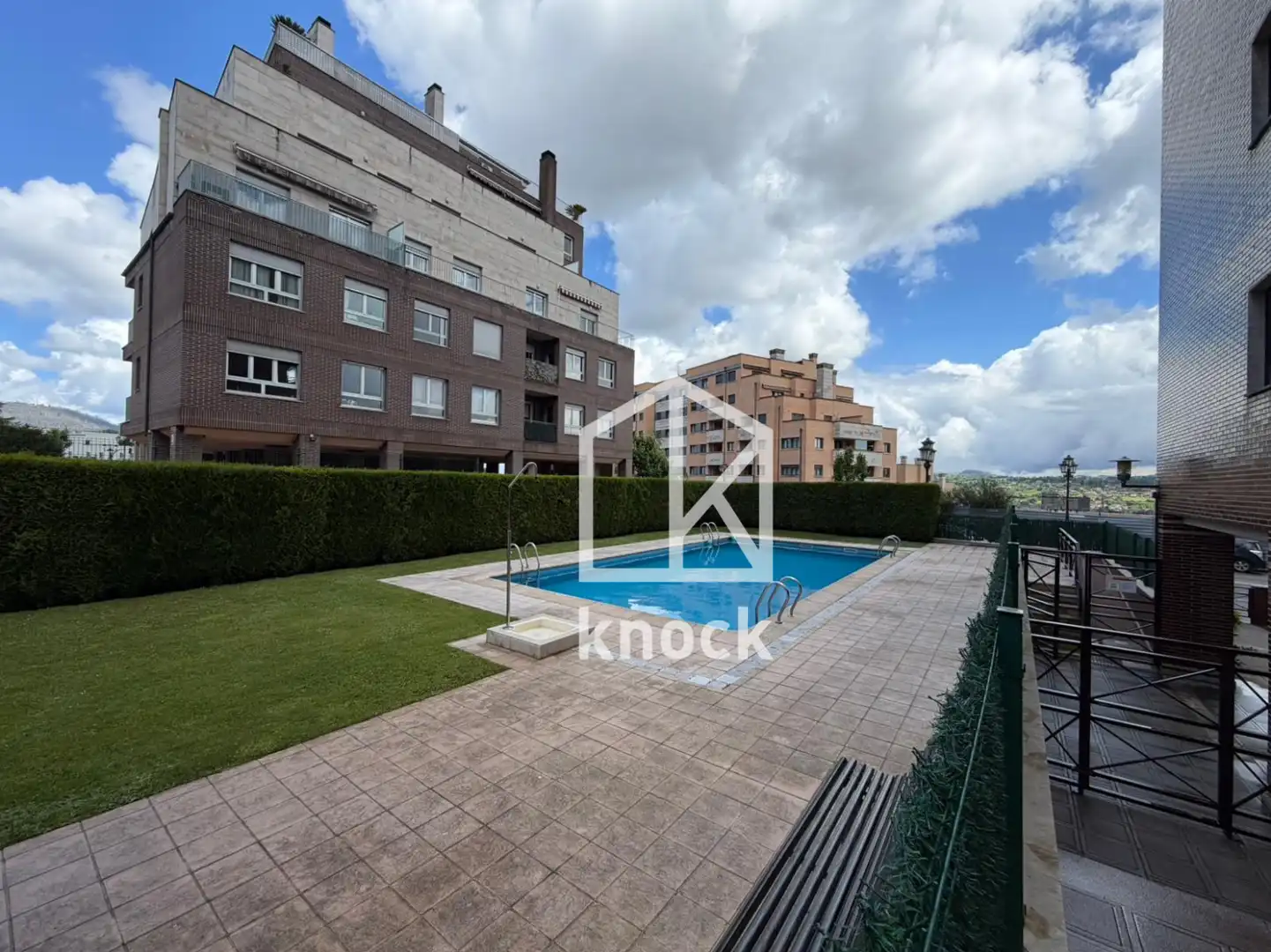Piscina de Piso en venta en Oviedo  con Calefacción, Jardín privado y Trastero