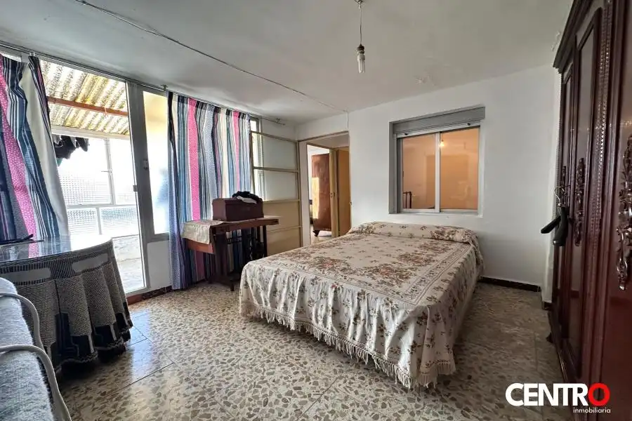 Dormitori de Casa o xalet en venda en Guadahortuna amb Jardí privat
