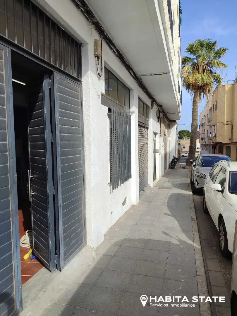 Vista exterior de Local en venta en Almería