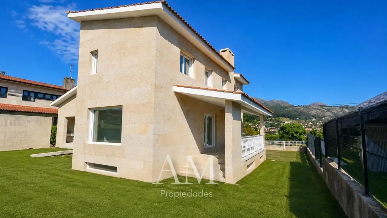 Vista exterior de Casa o xalet en venda en Gondomar amb Calefacció, Jardí privat i Terrassa