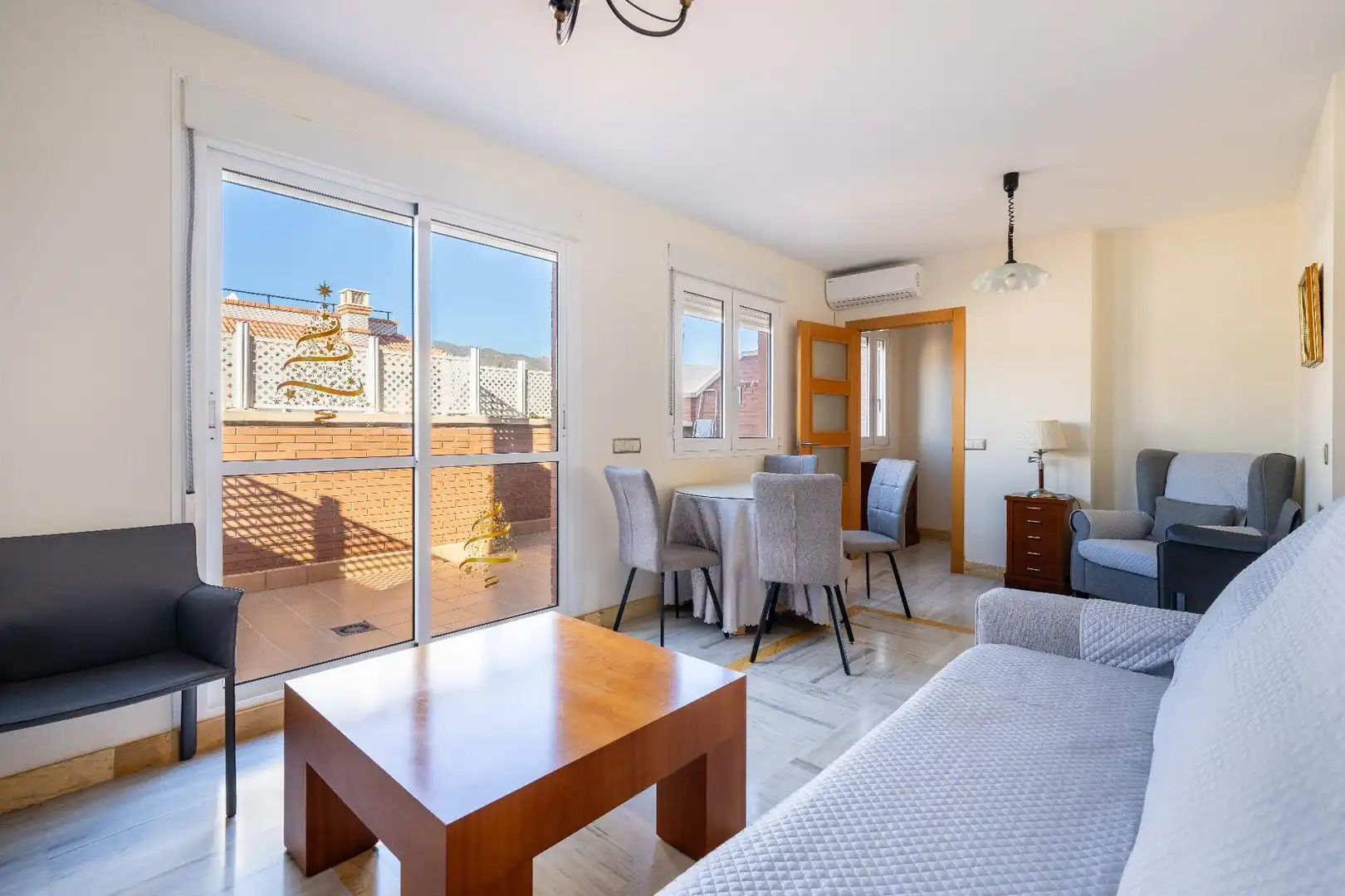 Sala d'estar de Àtic en venda en Roquetas de Mar amb Terrassa i Moblat