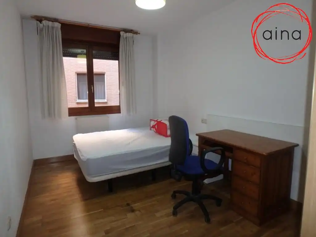 Habitación de Piso de alquiler en  Pamplona / Iruña con Calefacción, Terraza y Balcón