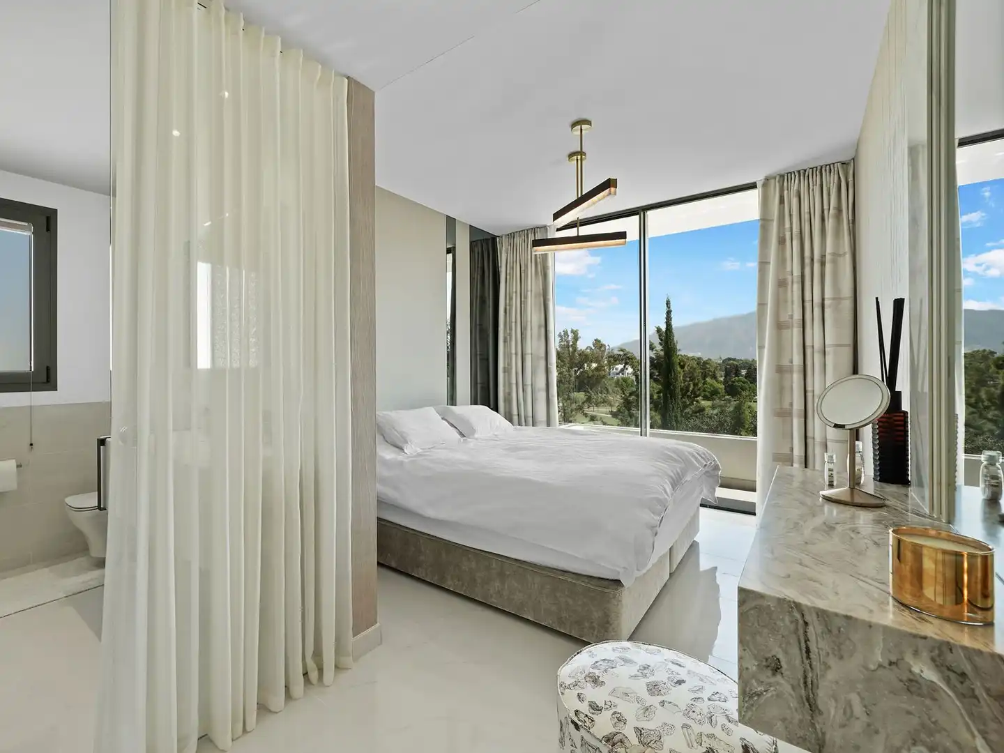 Dormitori de Apartament en venda en Estepona amb Aire condicionat, Terrassa i Traster