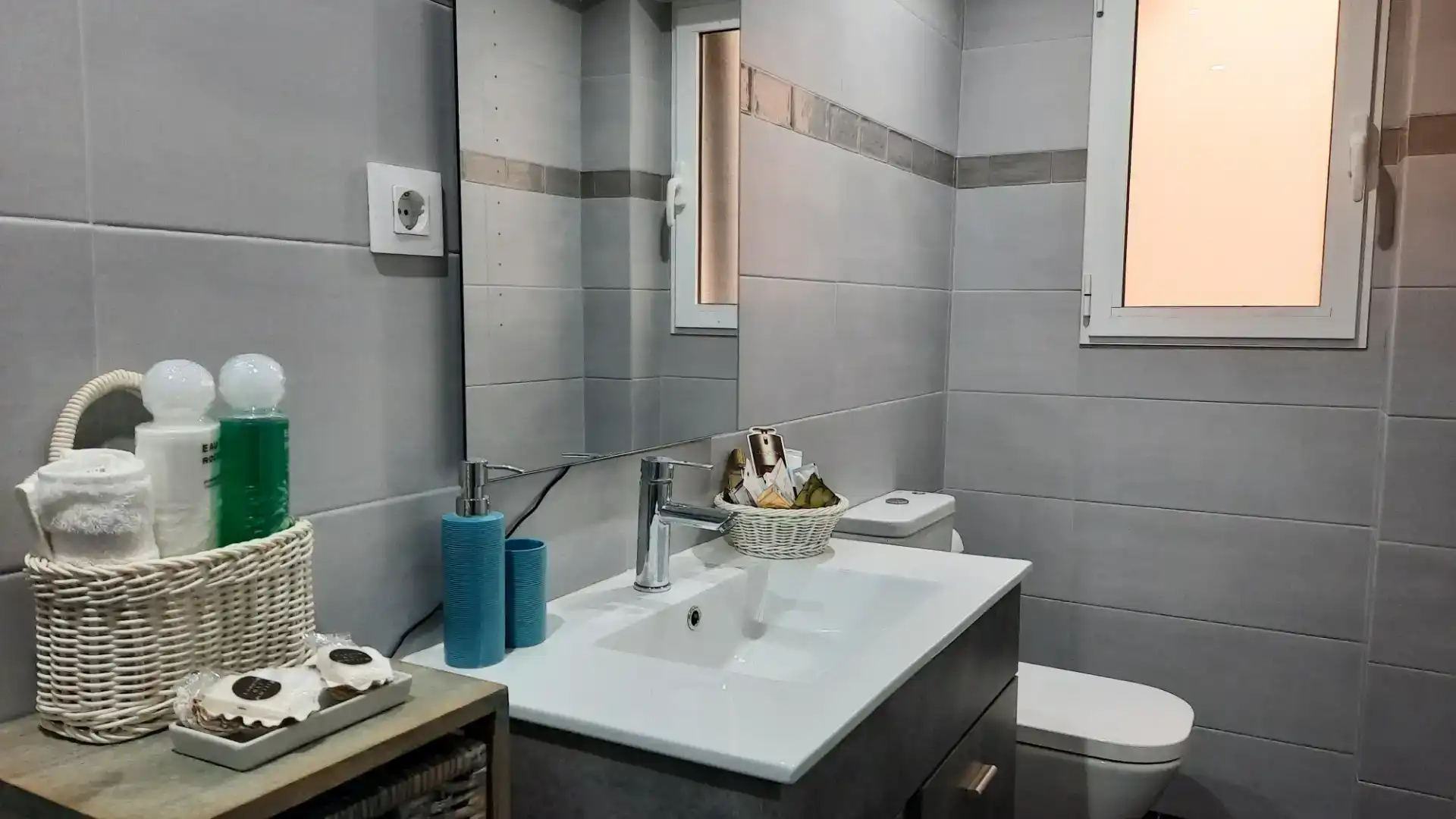 Baño de Piso de alquiler en Tavernes Blanques con Aire acondicionado, Parquet y Amueblado