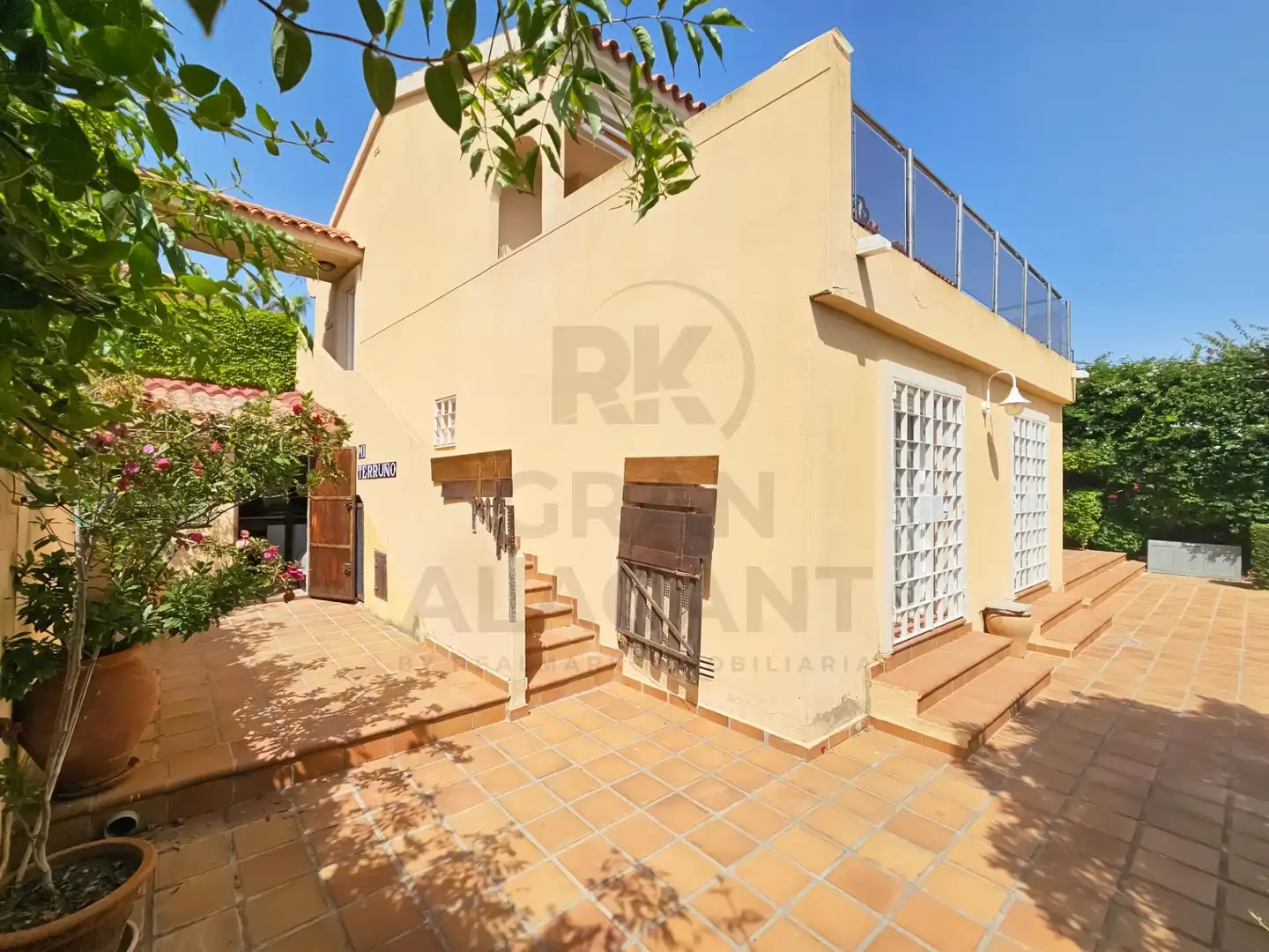 Vista exterior de Casa o xalet en venda en Santa Pola amb Aire condicionat, Calefacció i Jardí privat