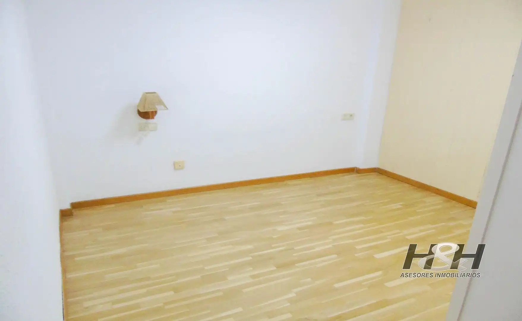 Dormitori de Pis de lloguer en Burjassot amb Parquet i Balcó