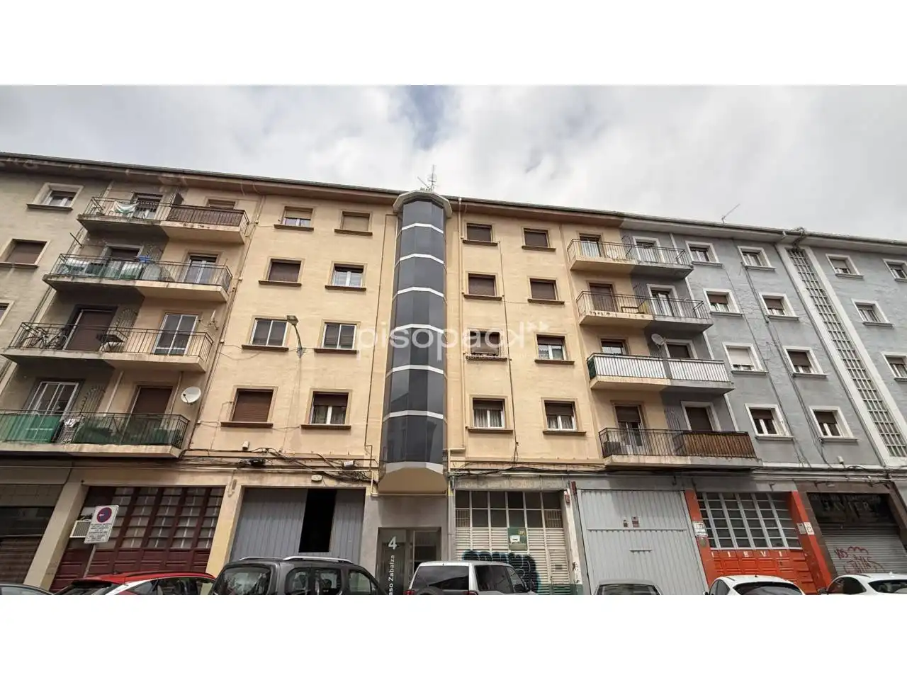 Außenansicht von Wohnung zum Verkauf in  Pamplona / Iruña mit Heizung, Terrasse und Balkon