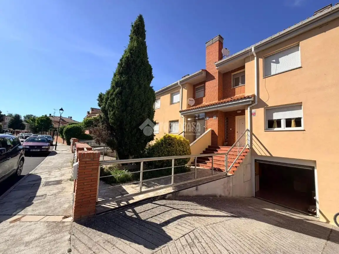 Vista exterior de Casa adosada en venta en Fuensaldaña con Aire acondicionado y Alarma