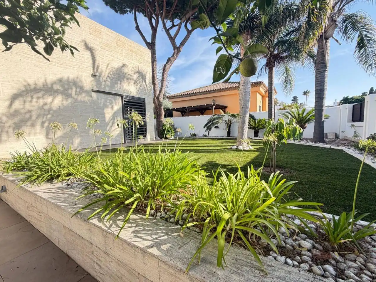 Jardí de Casa o xalet en venda en Chiclana de la Frontera amb Aire condicionat, Jardí privat i Terrassa