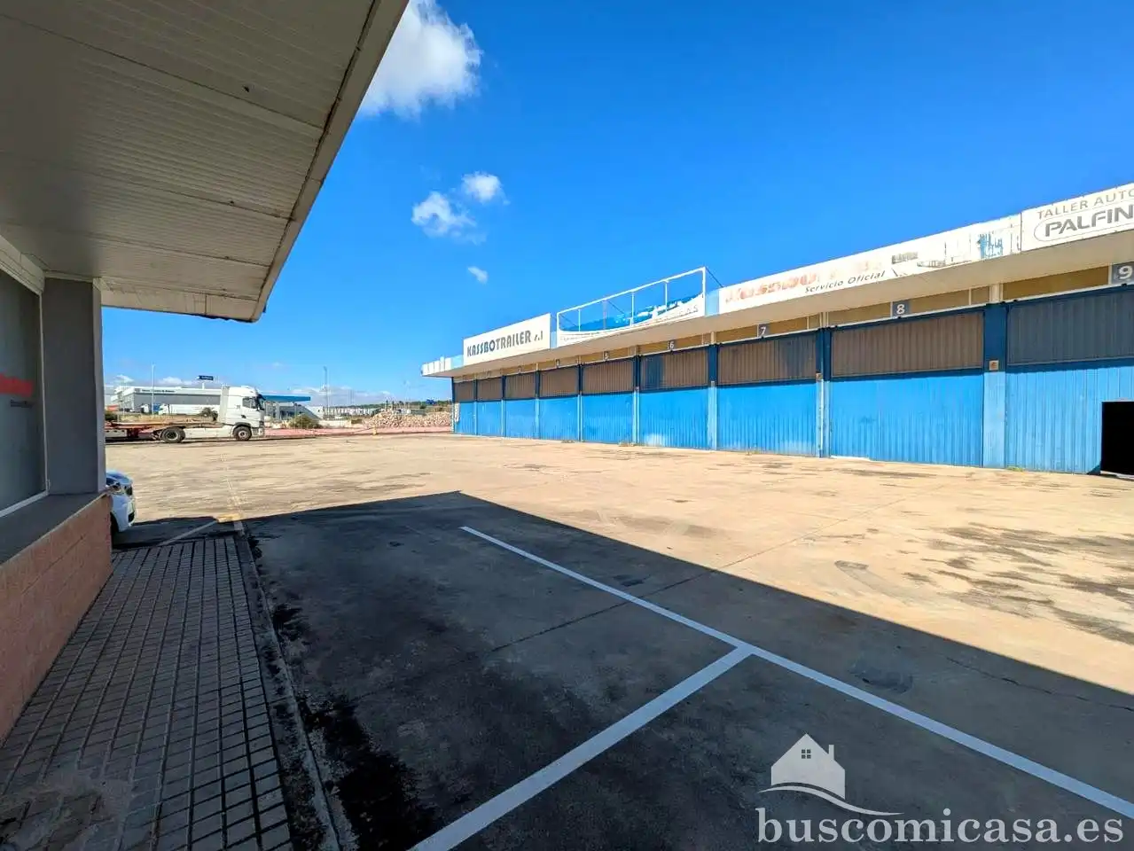 Parkplatz von Fabrikhallen zum Verkauf in Guarromán