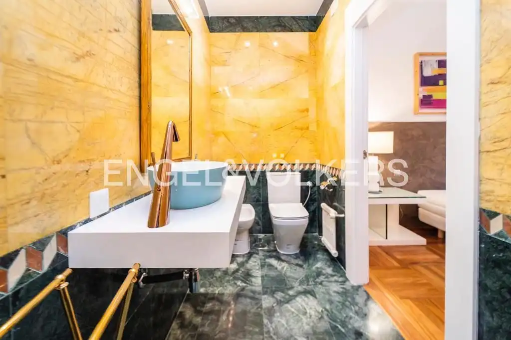 Badezimmer von Wohnung zur Miete in Madrid mit Klimaanlage, Heizung und Parkett