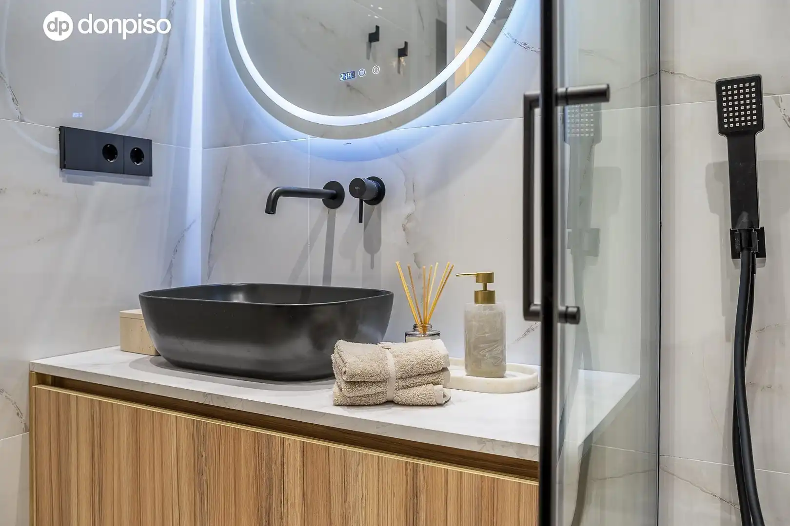 Badezimmer von Erdgeschoss zum Verkauf in Granada mit Klimaanlage, Privatgarten und Möbliert