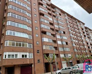 Vista exterior de Apartament de lloguer en León Capital  amb Calefacció, Terrassa i Traster