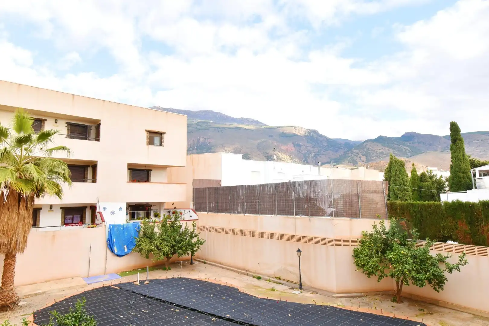Außenansicht von Wohnung zum Verkauf in Dalías mit Privatgarten, Terrasse und Abstellraum