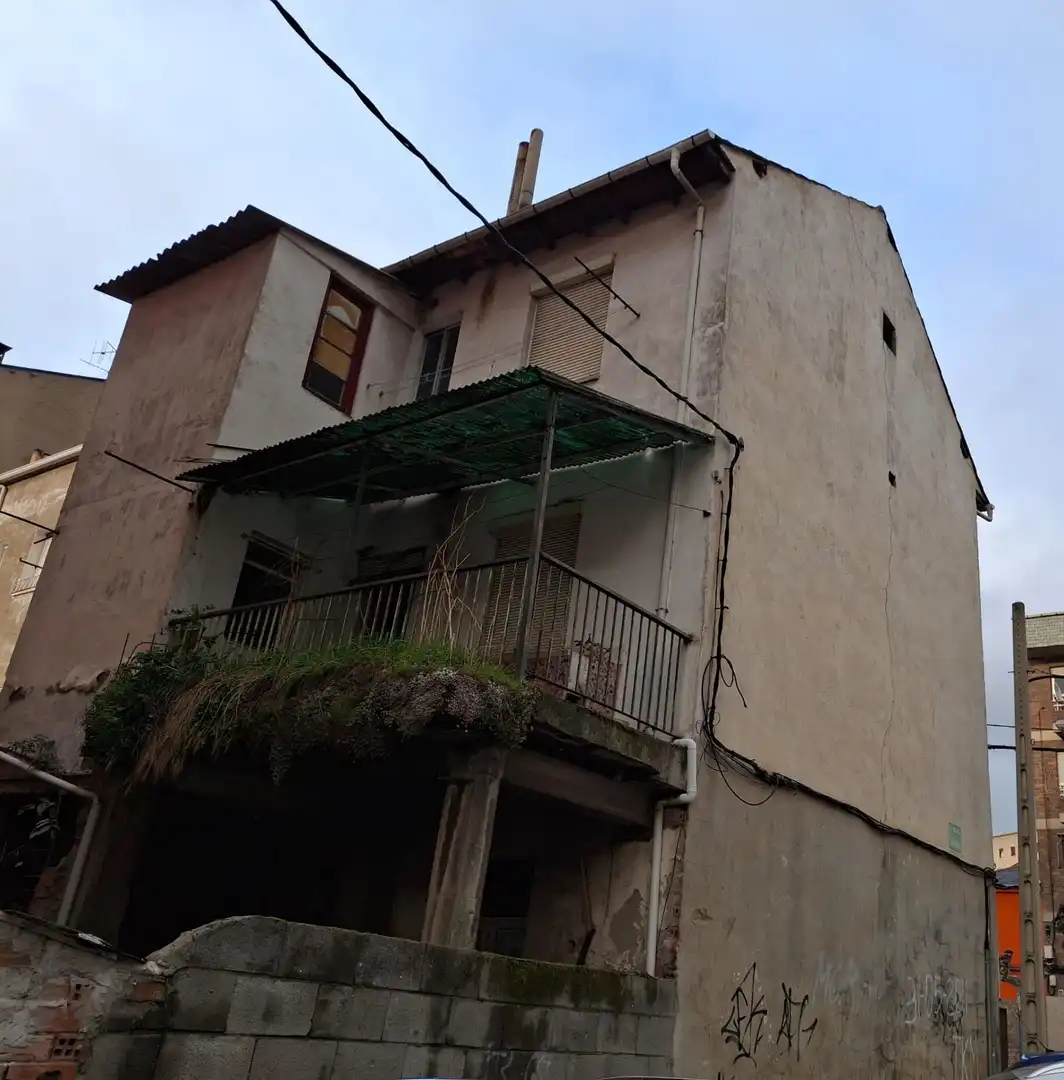 Vista exterior de Casa o xalet en venda en Ponferrada amb Calefacció i Balcó