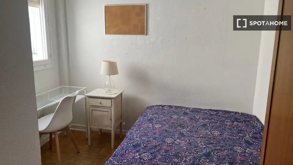Dormitori de Apartament per a compartir en Madrid amb Aire condicionat, Terrassa i Moblat