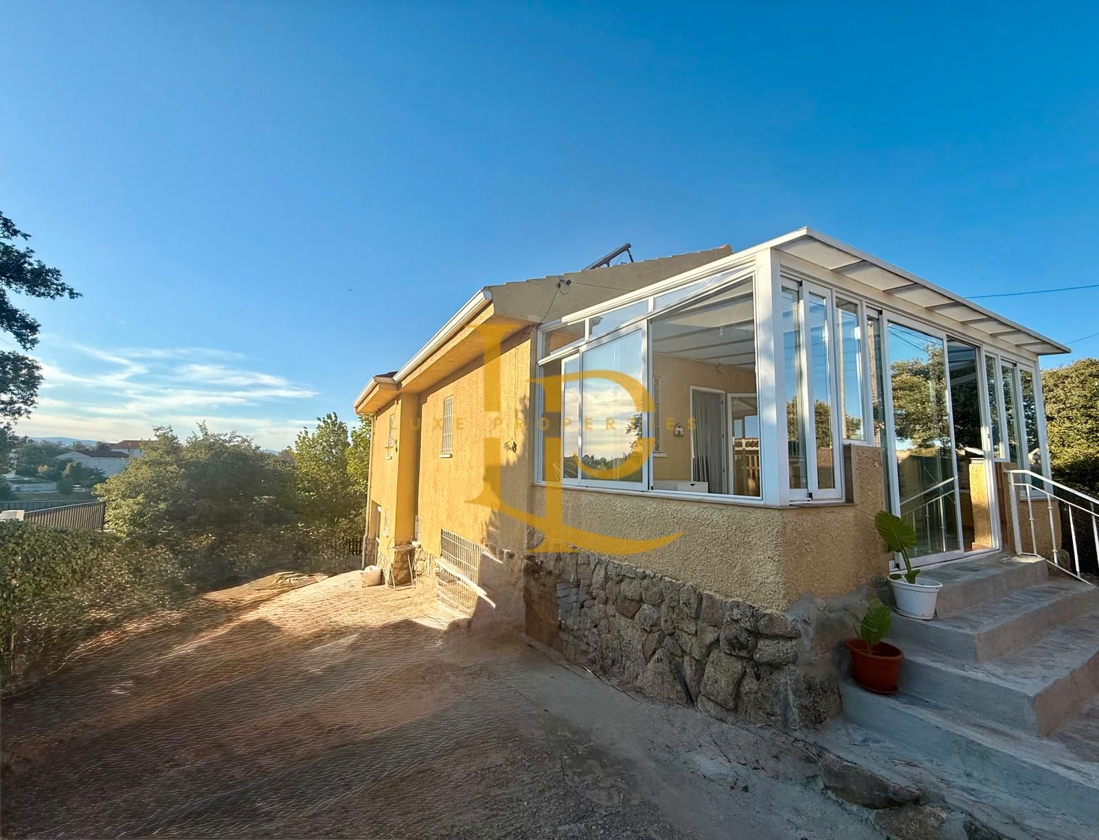 Vista exterior de Casa o xalet en venda en El Casar amb Aire condicionat, Calefacció i Jardí privat