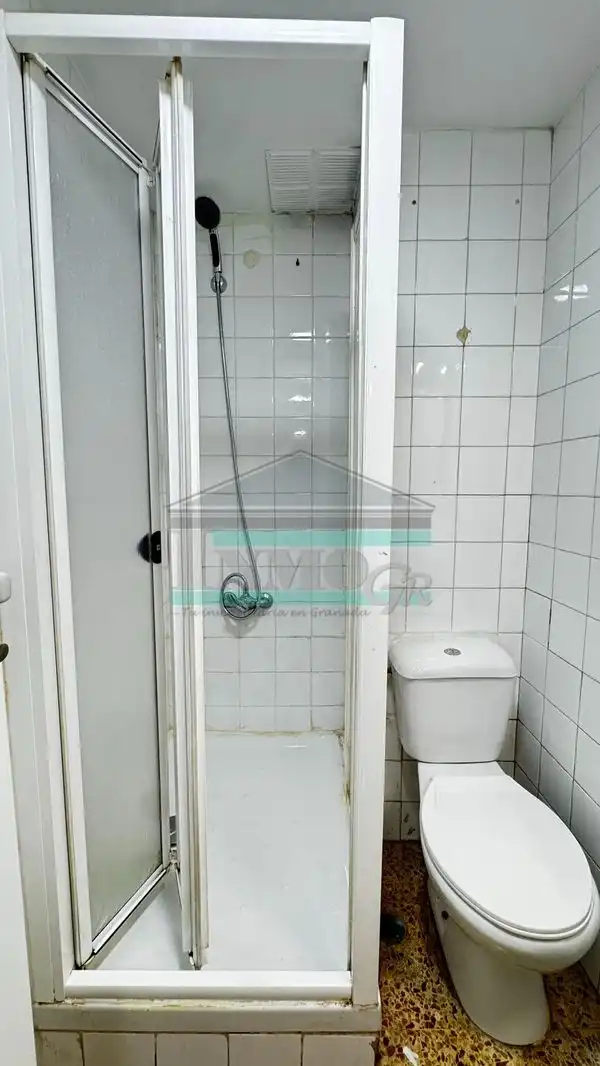 Bathroom of Flat for rent in Granada  with Furnished, TV and Balcony