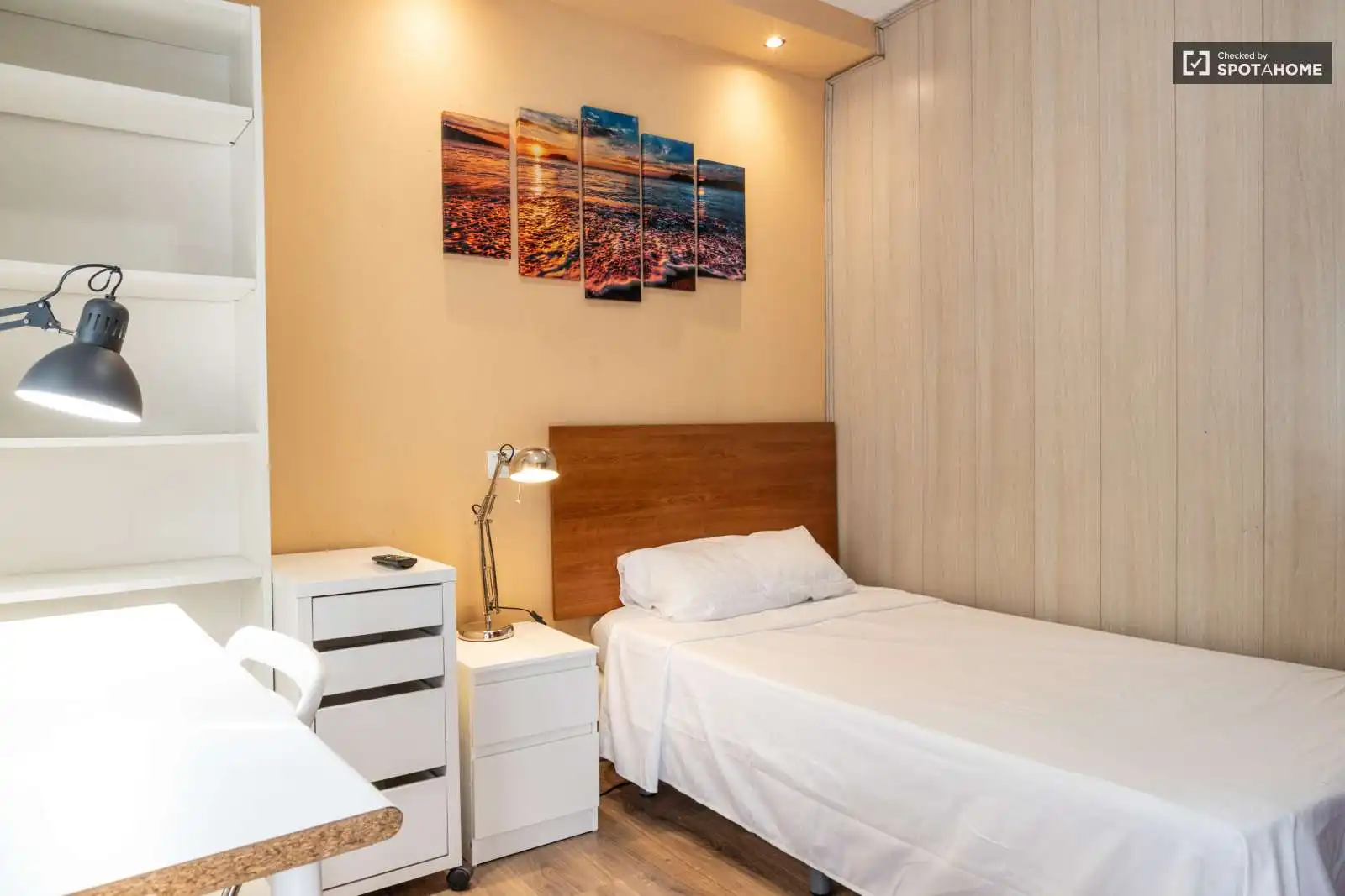 Bedroom of Flat for share in  Madrid Capital  with Air Conditioner, Heating and Terrace