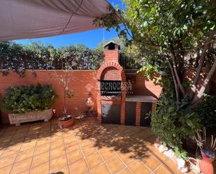 Jardí de Casa adosada en venda en Alcalá de Henares amb Aire condicionat i Piscina