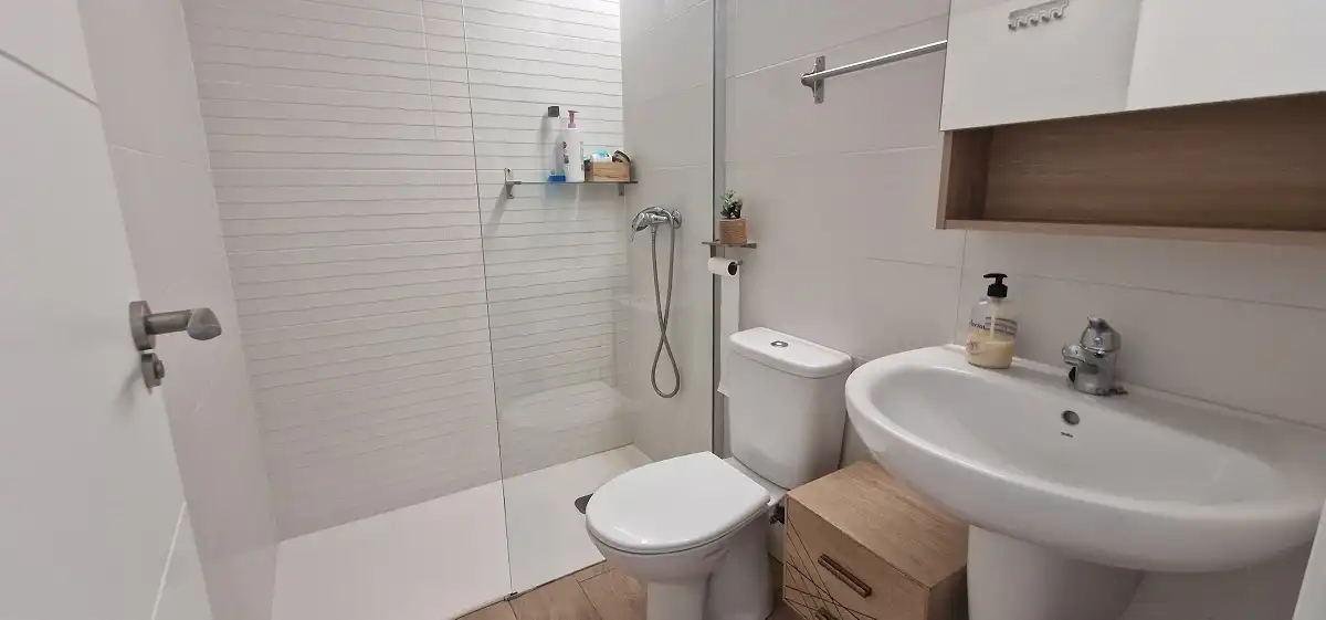 Baño de Casa adosada de alquiler en Santa Pola con Aire acondicionado, Jardín privado y Amueblado
