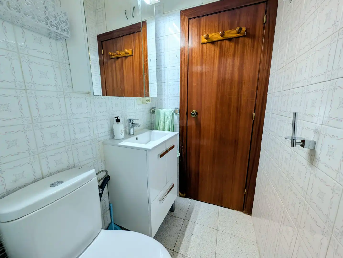 Bathroom of Flat for sale in Cornellà de Llobregat  with Furnished and Alarm