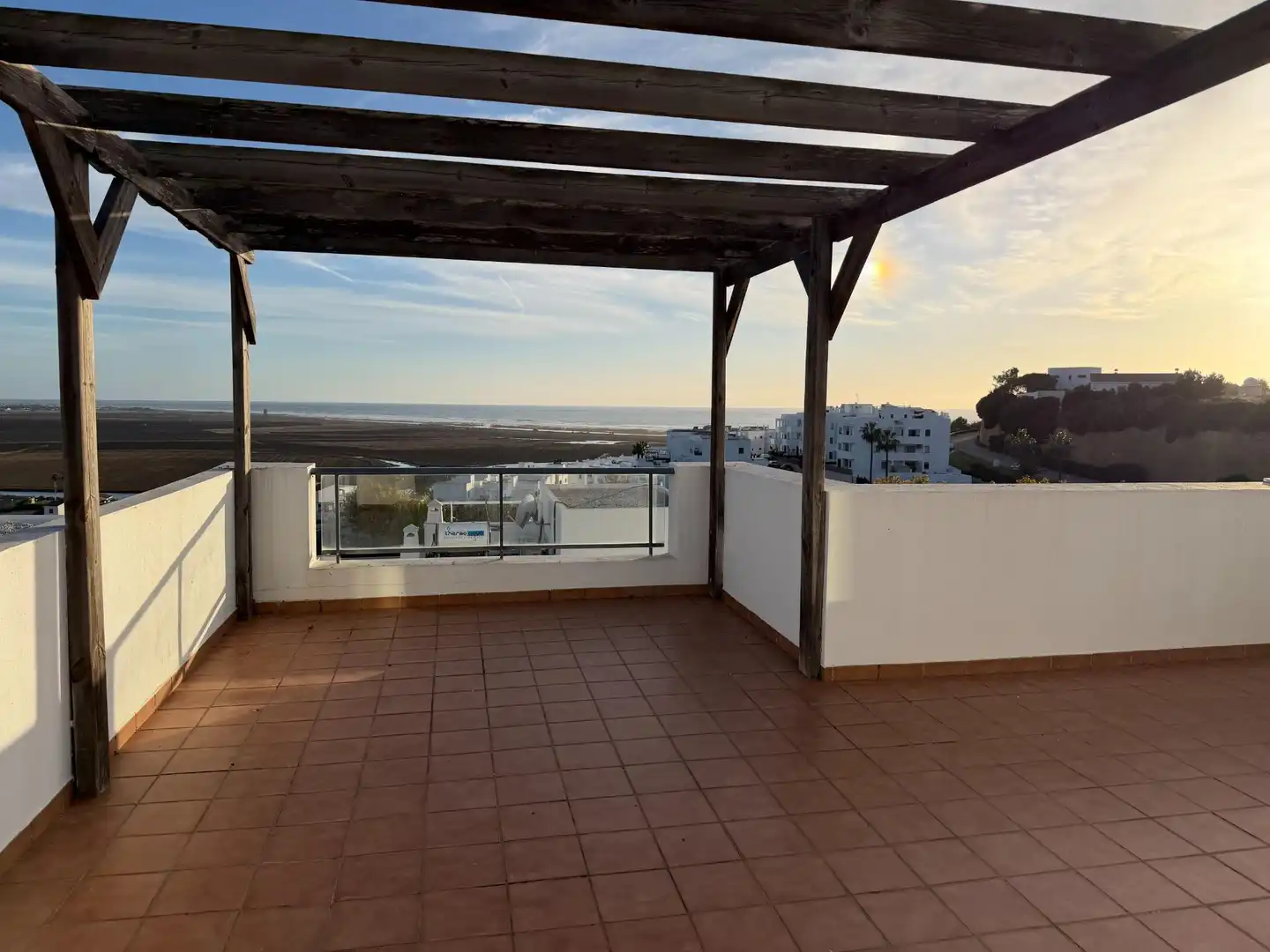 Terrassa de Casa adosada en venda en Conil de la Frontera amb Terrassa, Traster i Piscina comunitària