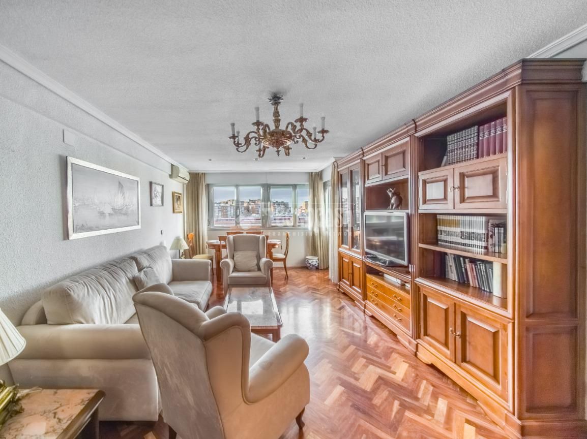 Sala d'estar de Pis en venda en  Madrid Capital amb Aire condicionat, Calefacció i Parquet