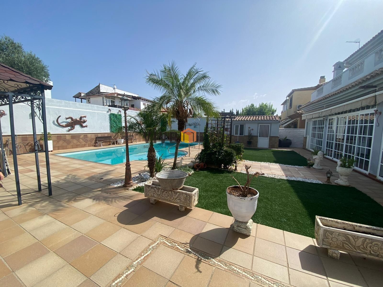 Piscina de Casa o xalet en venda en Montequinto amb Aire condicionat, Jardí privat i Terrassa