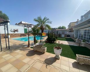 Piscina de Casa o xalet en venda en Montequinto amb Aire condicionat, Jardí privat i Terrassa
