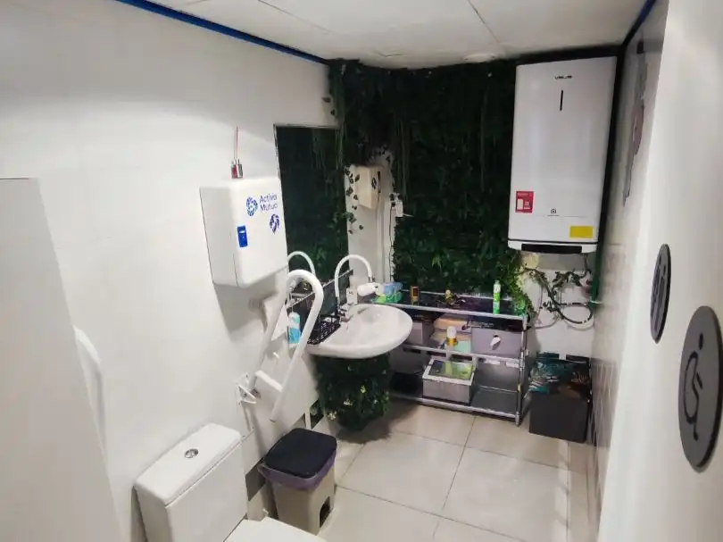 Badezimmer von Geschaftsraum zum Verkauf in Torrevieja mit Klimaanlage, Heizung und Möbliert