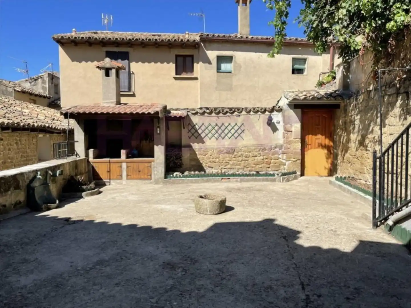 Vista exterior de Casa o chalet en venta en Uncastillo con Terraza, Trastero y Amueblado