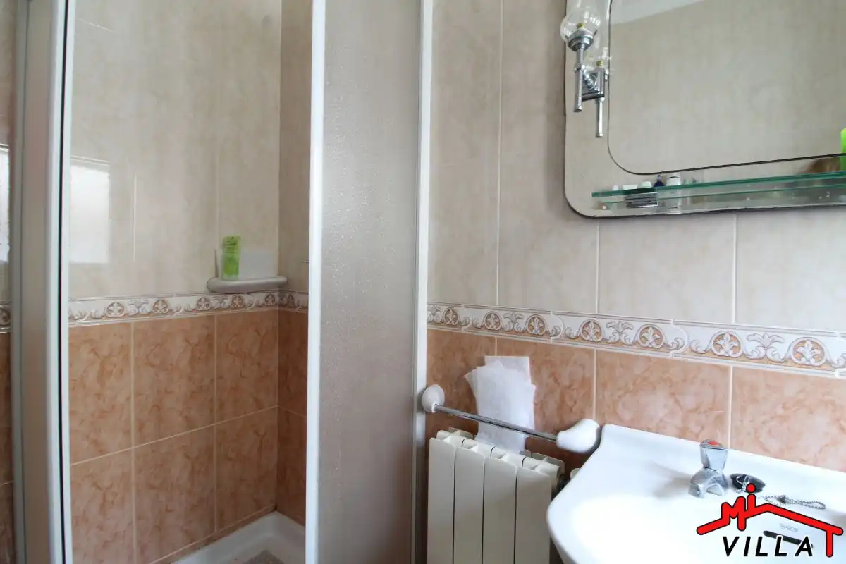 Baño de Casa o chalet en venta en Laredo con Calefacción, Terraza y Amueblado