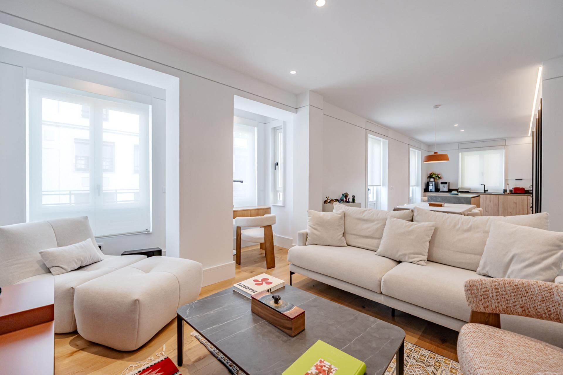 Living room of Flat for sale in  Madrid Capital  with Storage room, Alarm and Community pool