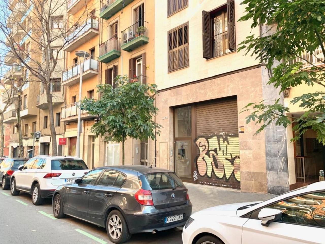 Vista exterior de Local en venda en  Barcelona Capital