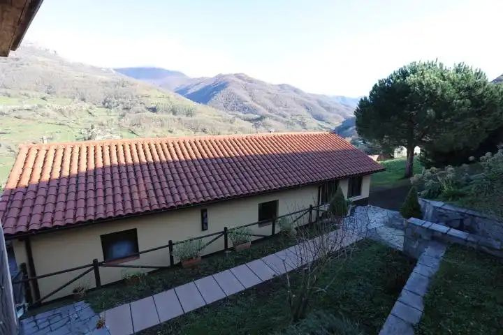 Jardí de Finca rústica en venda en Quirós amb Calefacció, Jardí privat i Terrassa