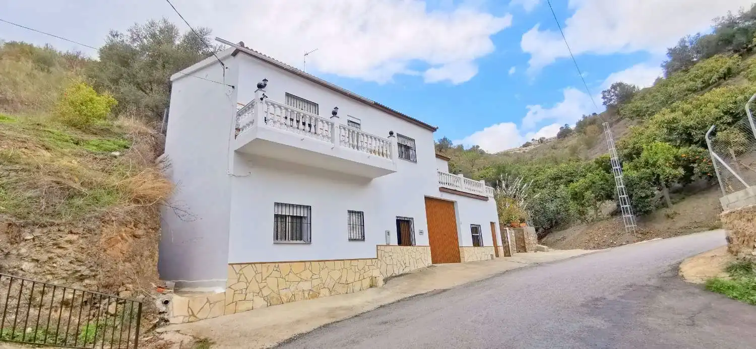 Vista exterior de Casa o xalet en venda en Canillas de Aceituno amb Jardí privat, Terrassa i Traster