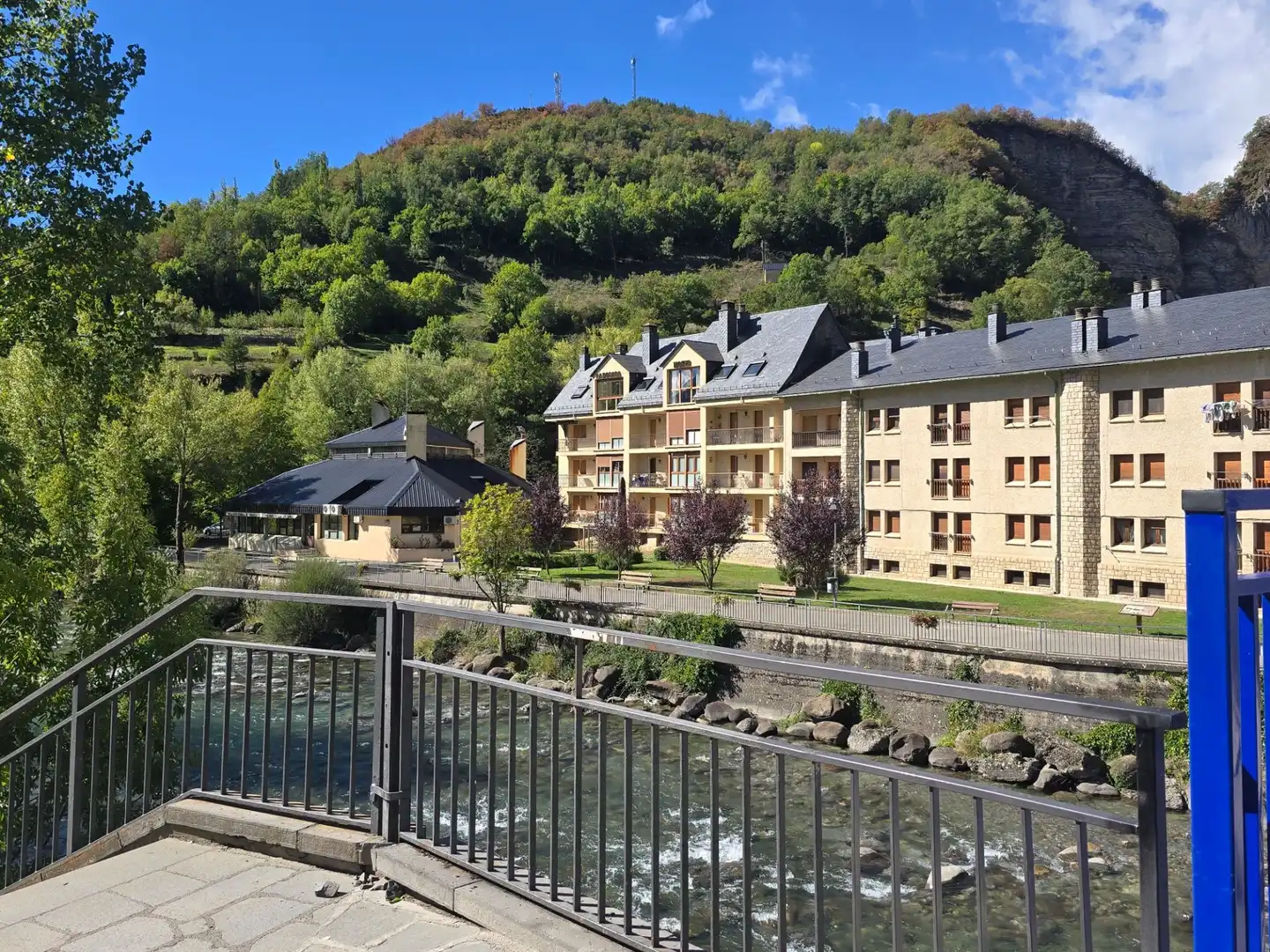 Vista exterior de Pis en venda en Broto, Huesca