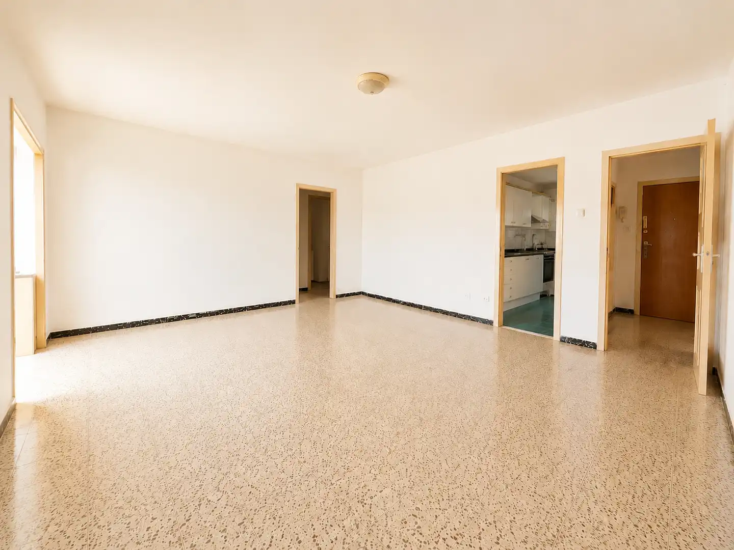 Wohnung zum Verkauf in Santa Coloma de Gramenet mit Klimaanlage, Heizung und Balkon