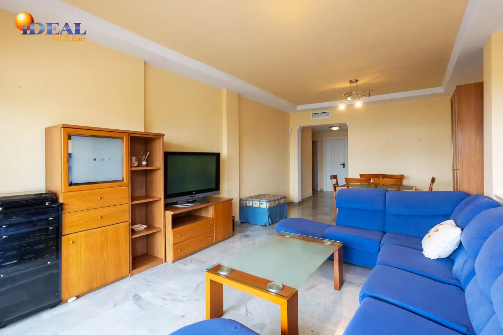 Sala de estar de Piso en venta en Almuñécar con Jardín privado, Terraza y Piscina comunitaria